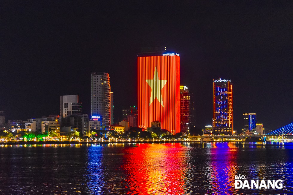 Nhiều tòa nhà cao óc tại Đà Nẵng bật đèn chế độ cờ Tổ quốc chào mừng kỷ niệm