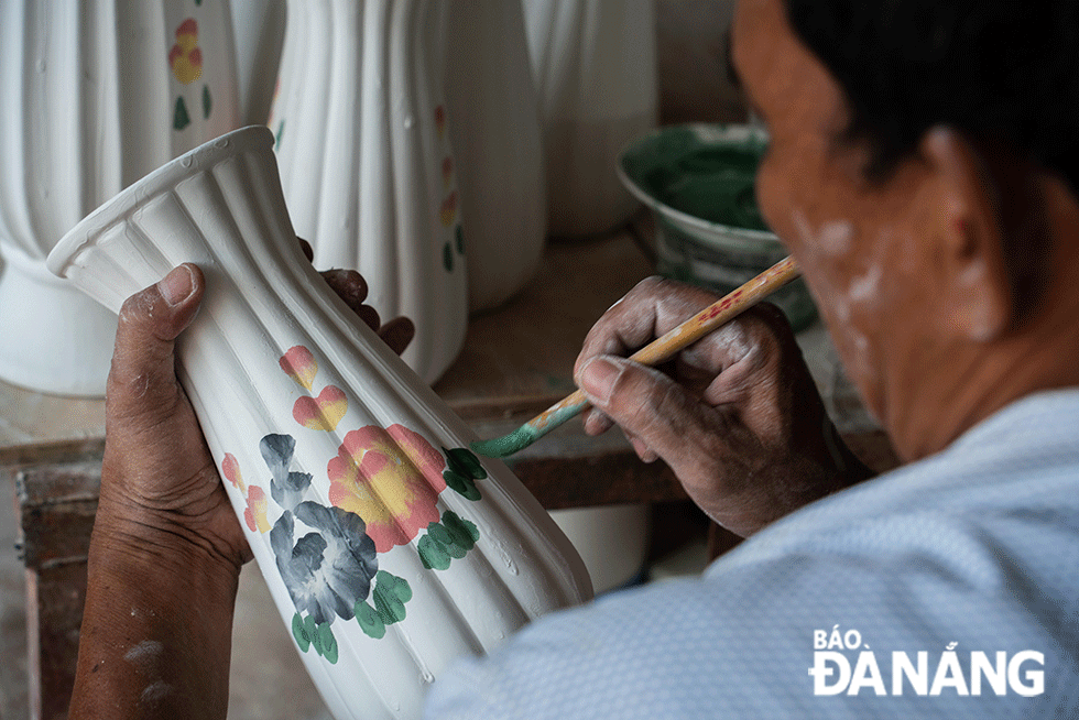 Từ con cò, cánh đồng, quê hương, con người cho đến những hình ảnh chim công họa tiết hiện đại bắt mắt đều đậm nét văn hóa người Việt từ bao đời.