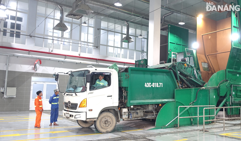 Chuyến xe thu gom rác trên địa bàn quận Cẩm Lệ đầu tiên đưa rác vào trạm trung chuyển rác ở đường Lê Thanh Nghị. Ảnh: HOÀNG HIỆP