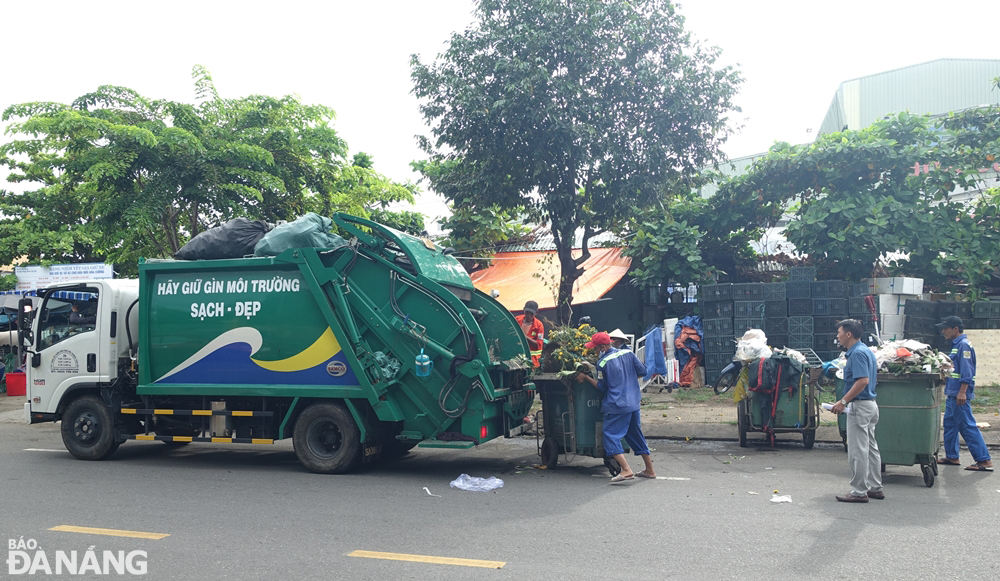 Tốc độ thu gom, vận chuyển rác sinh hoạt trên địa bàn quận Hải Châu được nâng lên kể từ khi trạm trung chuyển rác ở đường Lê Thanh Nghị được đưa vào hoạt động. Ảnh: HOÀNG HIỆP