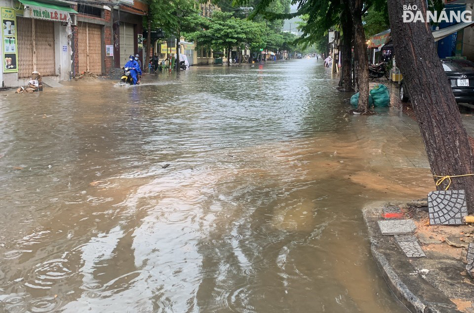 Đường Lạc Long Quân bị ngập nước vào ngày 25-9-2023. Ảnh: HOÀNG HIỆP