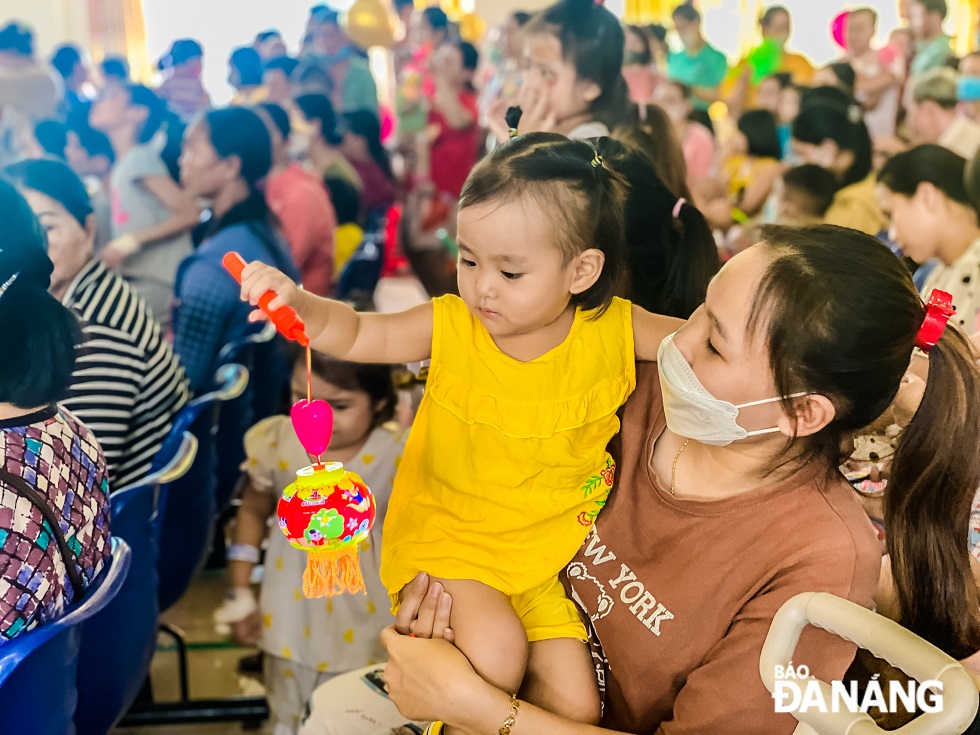 Với các em nhỏ tại Bệnh viện Phụ sản - Nhi Đà Nẵng, phần quà giúp cho Tết Trung thu thêm phần ý nghĩa.