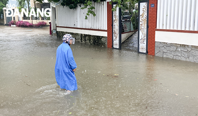 Tuyến đường Nguyễn Xuân Hữu (phường Hòa Thọ Đông, quận Cẩm Lệ) có nguy cơ nước tràn vào nhà dân. Ảnh: Q.C