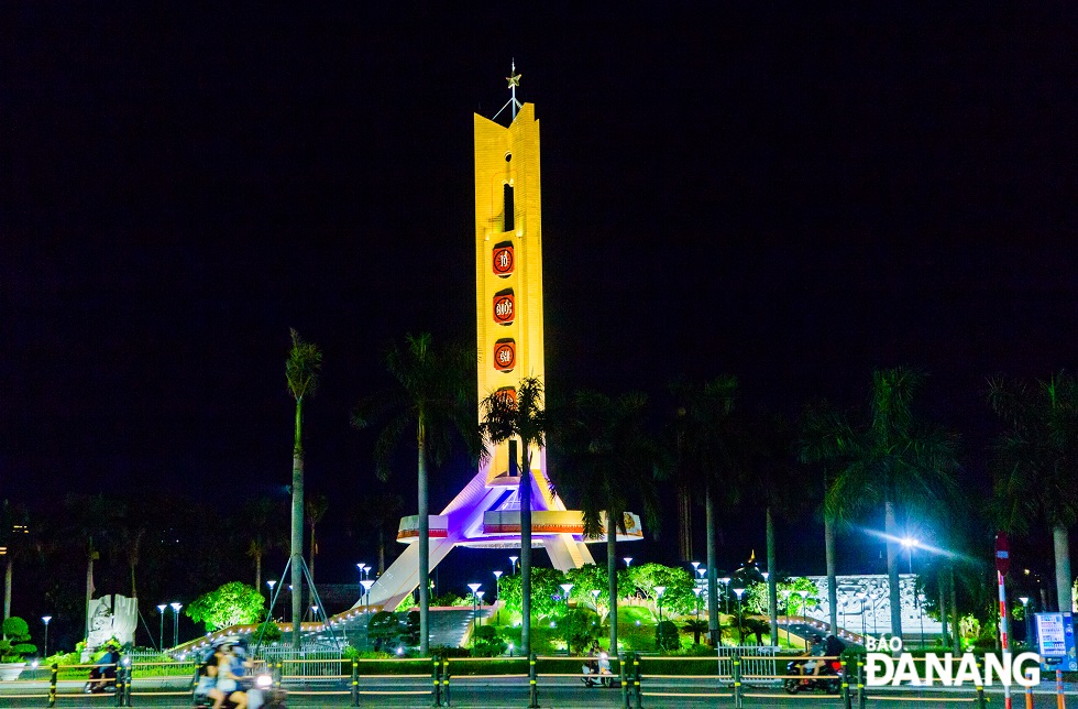 Đài tưởng niệm thành phố lung linh sắc màu khi về đêm.