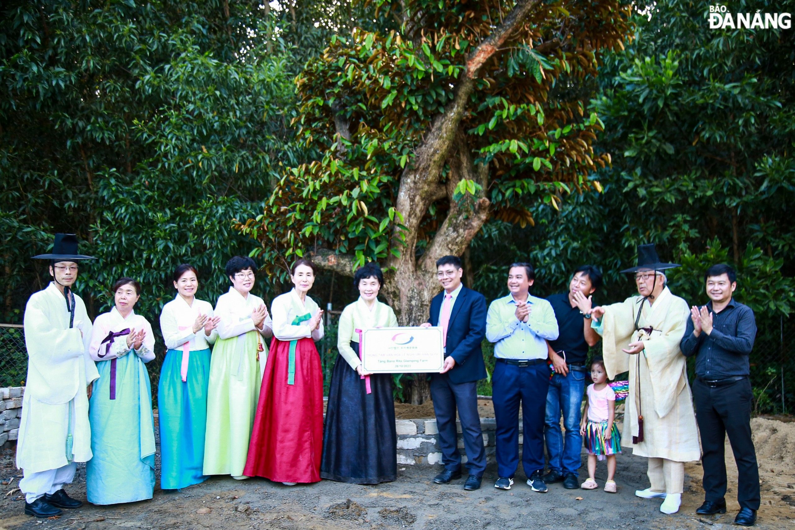 Trung tâm văn hóa lễ nghi URI Hàn Quốc tặng Bana Rita Glamping Farm cây biểu tượng cho sự gắn kết, phát triển trong mối quan hệ hai nước