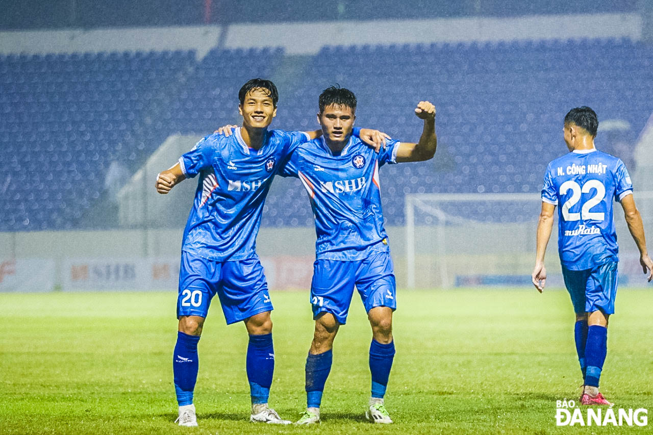 Hậu vệ Lương Duy Cương cùng đồng đội ăn mừng bàn thắng.