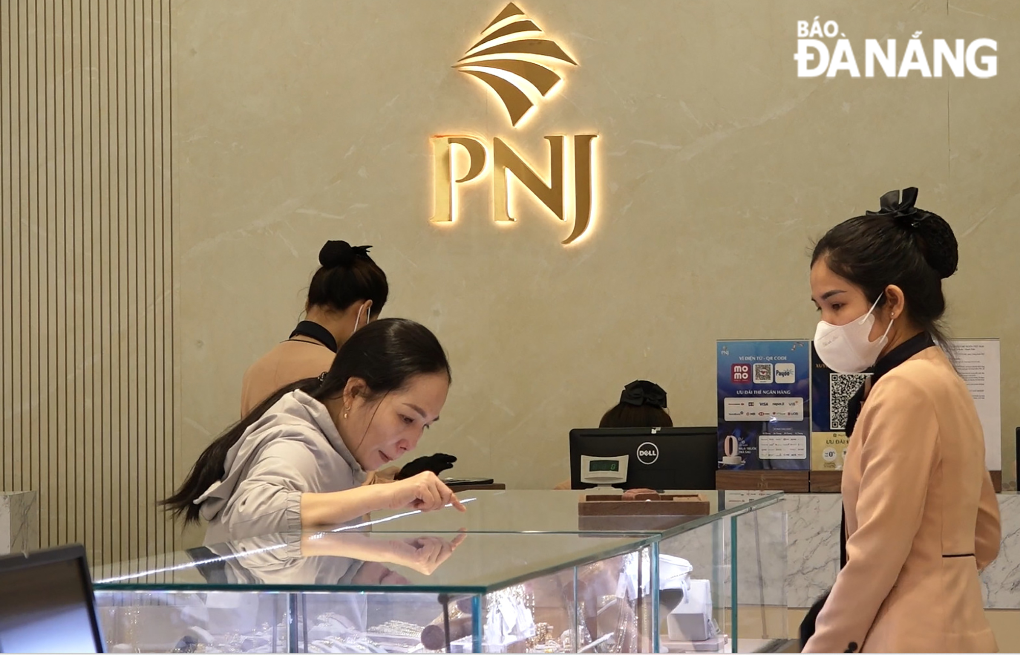 Người dân chọn mua vàng, trang sức tại Công ty Vàng bạc đá quý Phú Nhuận PNJ (Cửa hàng 70 Trần Phú, quận Hải Châu) trong sáng 3-12. Ảnh: PV