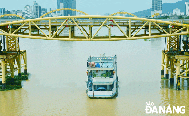 Cầu Nguyễn Văn Trỗi nâng nghịp cho tàu bè qua lại. Ảnh: PHƯƠNG UYÊN
