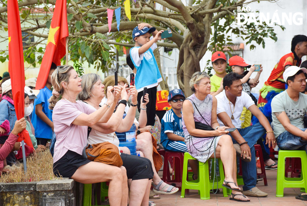 Lễ hội Cầu Bông thu hút đông đảo du khách nước ngoài tham dự.