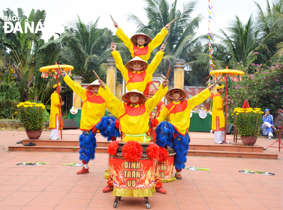 Thanh niên trong làng biểu diễn phục vụ du khách tại lễ hội Cầu Bông.	