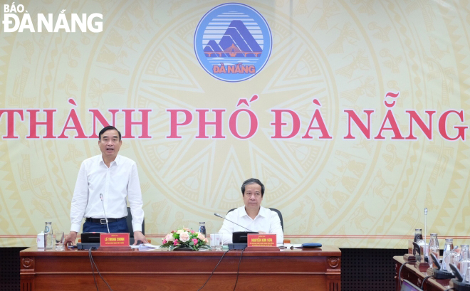 Minister of Education and Trainer Nguyen Kim Son, and Chairman of the municipal People's Committee Le Trung Chinh co-chaired the meeting.