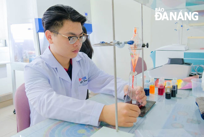 Sinh viên Trần Nhân Kiệt, Trưởng nhóm Binks đang nghiên cứu sản phẩm màu vẽ, mực viết trong phòng thí nghiệm tại Viện Nghiên cứu và Đào tạo Việt Anh.  Ảnh: H.V