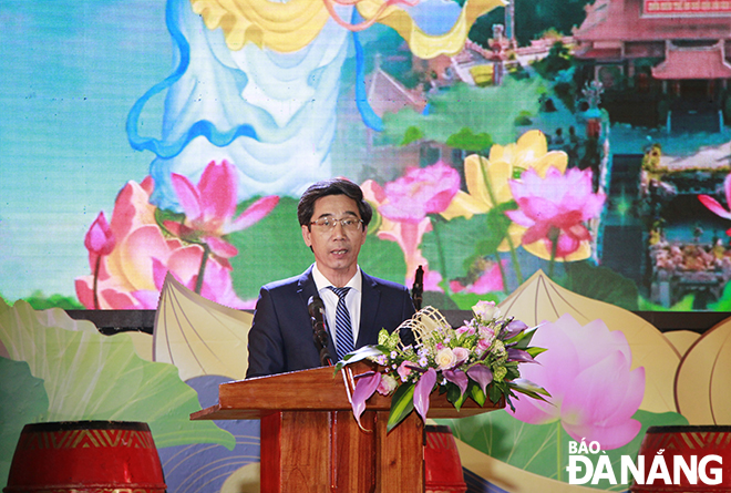 Vice Chairman of the Da Nang People's Committee Tran Chi Cuong delivering his speech at the opening ceremony of the festival.