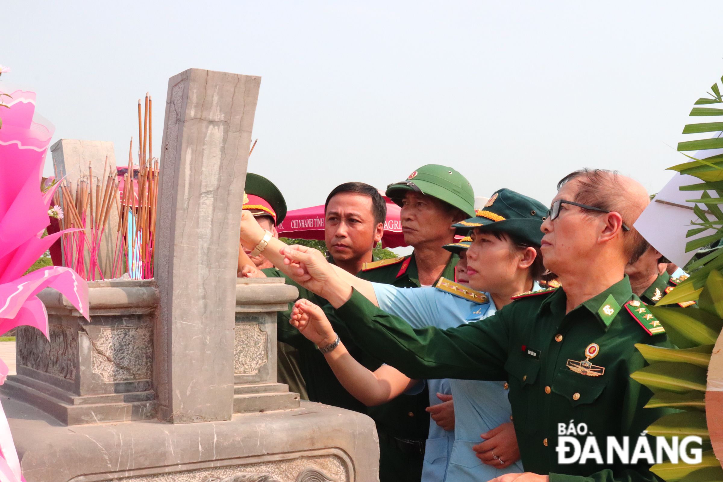 Các đại biểu dâng hương, đặt vòng hoa tại Tượng đài mẹ Thứ (thành phố Tam Kỳ, tỉnh Quảng Nam). ẢNH: KHÁNH NGÂN 