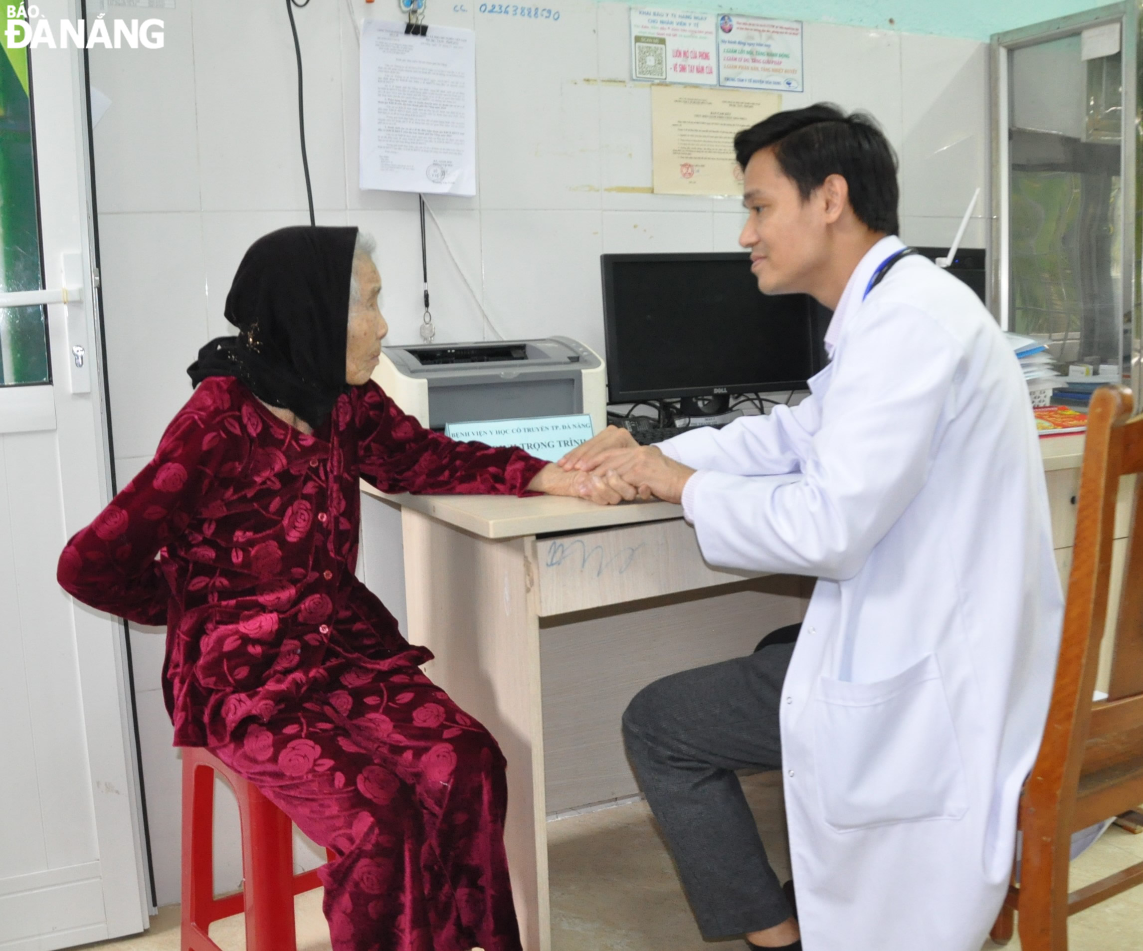 Bác sĩ Bệnh viện Y học cổ truyền Đà Nẵng khám bệnh, tư vấn sức khỏe cho đối tượng chính sách tại xã Hòa Phú. Ảnh: LÊ HÙNG