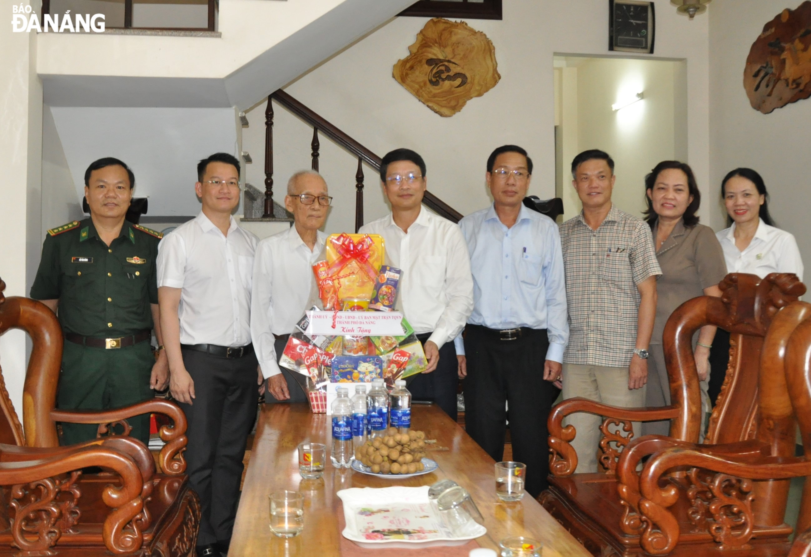 Chủ tịch Ủy ban MTTQ Việt Nam thành phố Ngô Xuân Thắng thăm các chiến sĩ Điện Biên