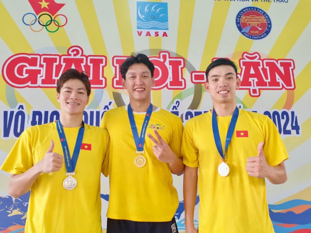 Hoàng Quý Phước (giữa) có giải đấu thành công cùng đội tuyển bơi Đà Nẵng.  Ảnh: Nhân vật cung cấp