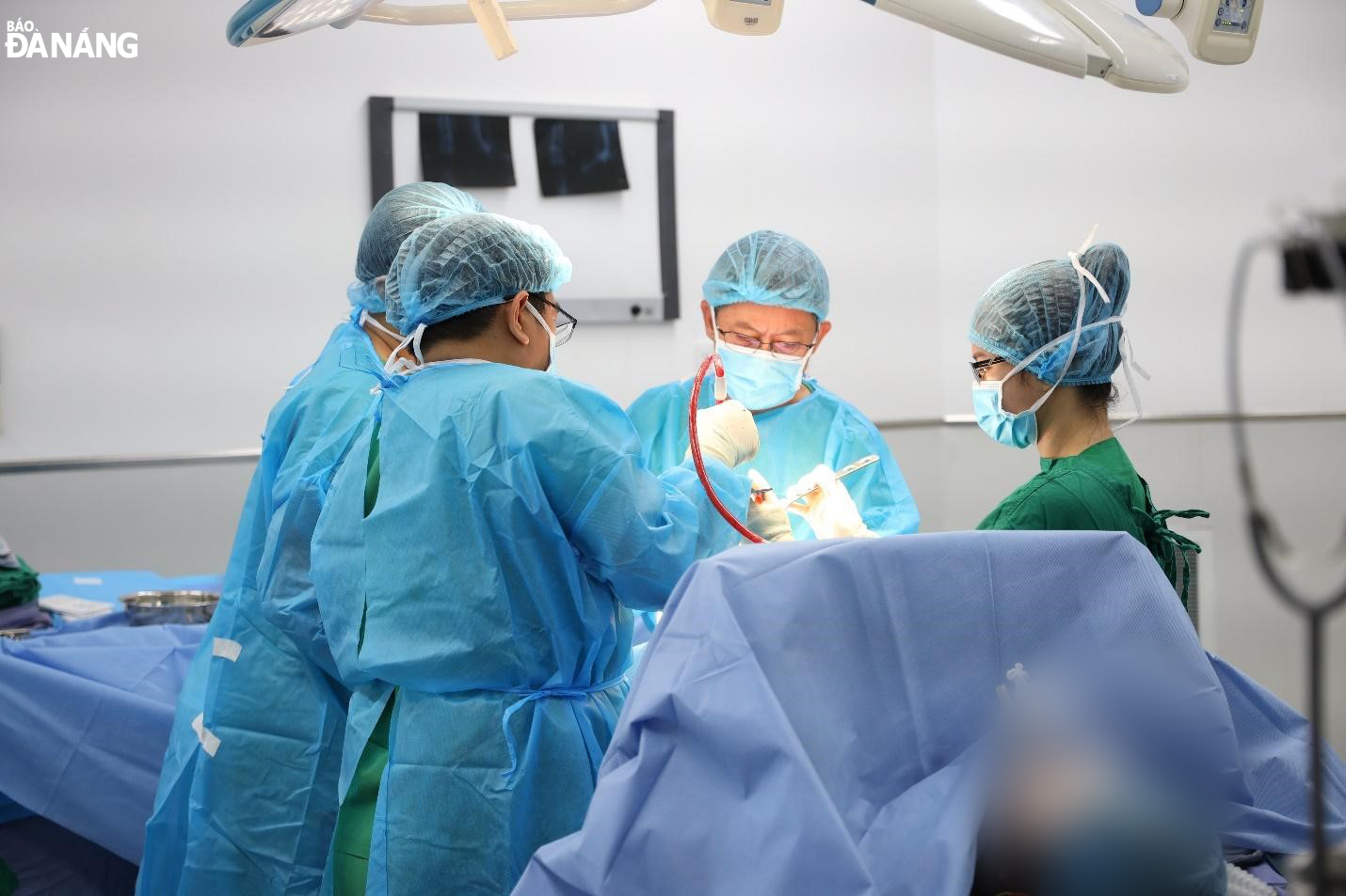 Ca phẫu thuật thay khớp gối được thực hiện bởi Tiến sĩ, bác sĩ Tăng Hà Nam Anh và ekip Bệnh viện Gia Đình. Ảnh: L.H