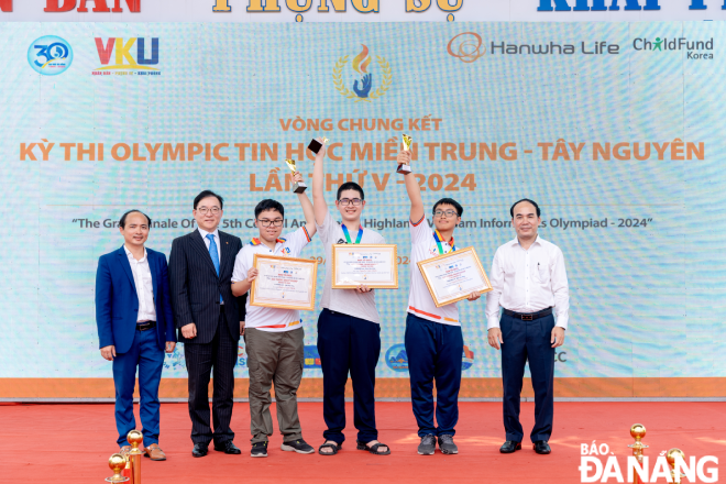 2. Đại diện Hanwha Life cùng đại diện Trường Đại học Công nghệ Thông tin và Truyền thông Việt Hàn (VKU) vinh danh 3 thí sinh đạt giải Championship ở 3 bảng thi đấu