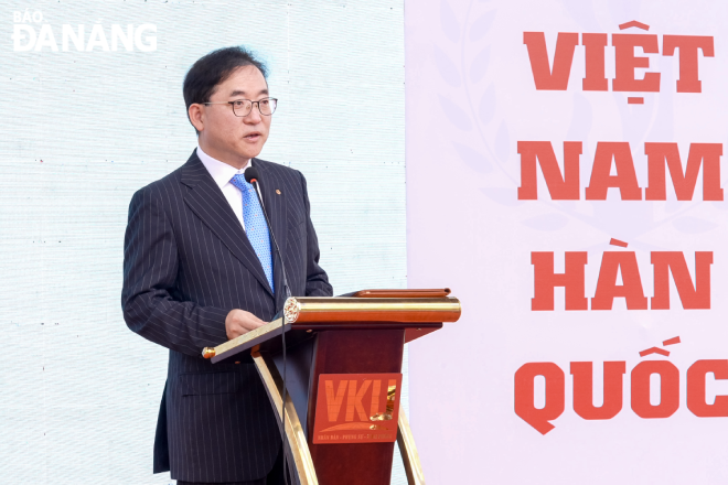 1. Ông Hong Jeong Pyo, Phó Tổng Giám đốc Điều hành Cấp cao, Hanwha Life nhấn mạnh tầm quan trọng của việc đào tạo nhân lực ngành CNTT-TT