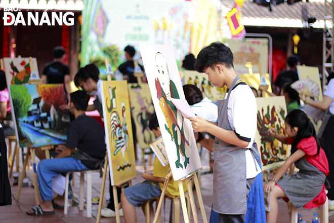 Các em học sinh tham gia hội thi vẽ tranh dân gian tại lễ hội. Ảnh: X.D