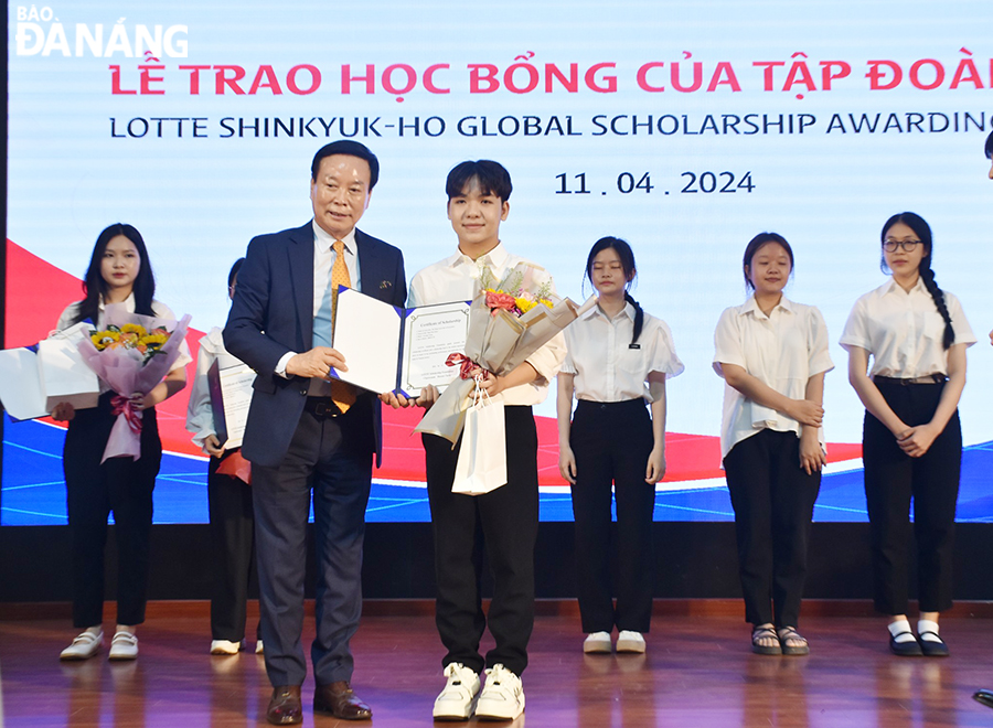 Ông Lee Seoung Hoon, Giám đốc Lotte Shin-Kyuk Ho Global Scholarship trao học bổng cho sinh viên trường Đại học Kinh tế Đại học Đà Nẵng