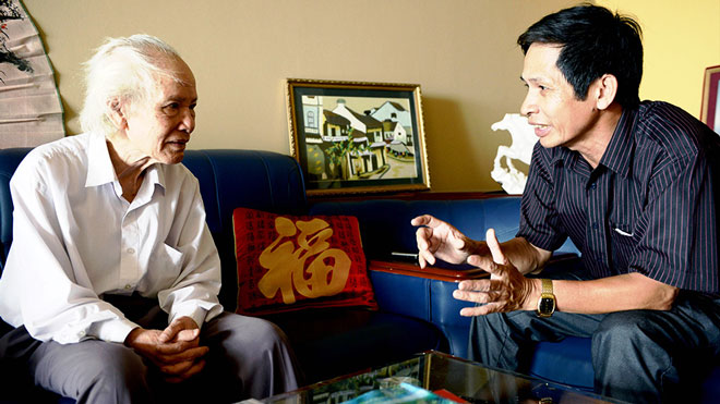 NSND Huỳnh Hùng phỏng vấn GS sử học Đinh Xuân Lâm về nhà văn, nhà báo Phan Khôi (trong phim “Con mắt còn có đuôi”). Ảnh: S.T