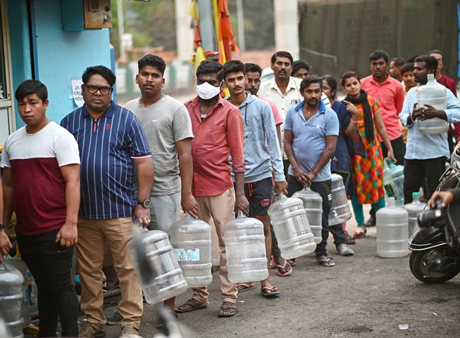 Người dân xếp hàng lấy nước uống tại thành phố Bengaluru. 6.900 trong số 13.900 giếng khoan trong thành phố này đã cạn nước. Ảnh: AFP/Getty Images