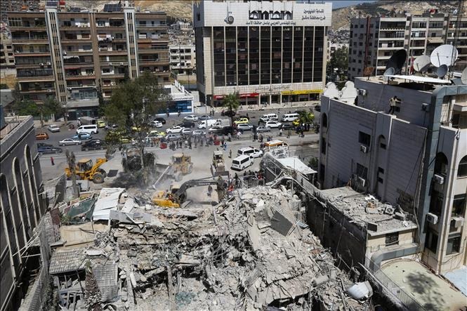 Hiện trường đổ nát sau vụ tấn công nhằm vào tòa nhà lãnh sự quán Iran ở Damascus, Syria, ngày 2-4-2024. Ảnh: AFP/TTXVN