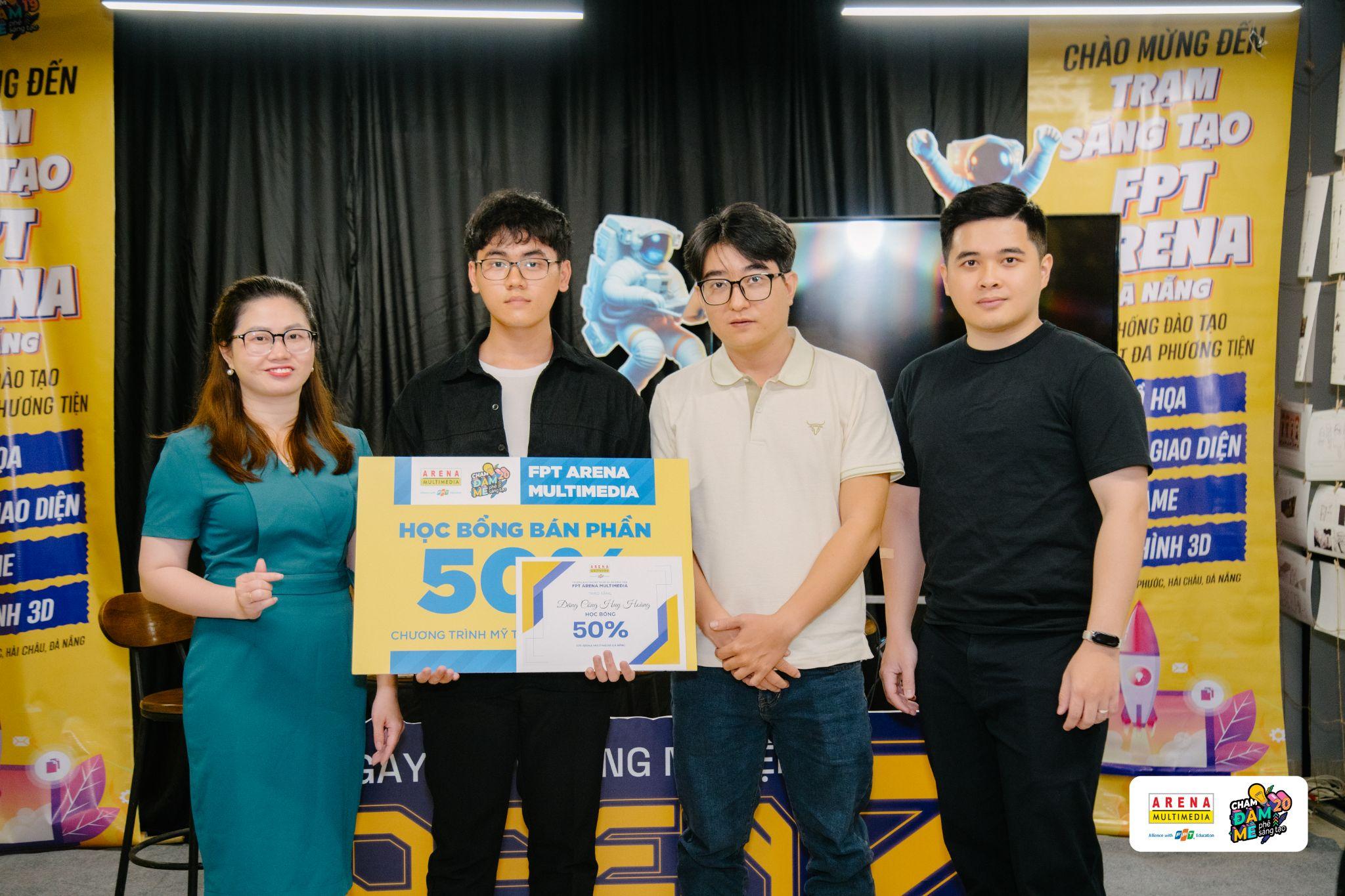Bạn Đặng Công Huy Hoàng (học sinh lớp 12 trường THPT Nguyễn Trãi Đà Nẵng) nhận học bổng 50% giá trị học phí  tại FPT Arena Multimedia 