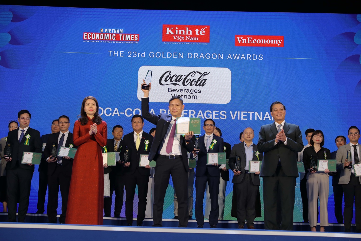 Ông Bùi Khánh Nguyên, Phó Tổng Giám đốc Đối ngoại, Truyền thông và Phát triển Bền vững, thay mặt Công ty Coca-Cola nhận giải thưởng tại Lễ trao giải Rồng Vàng lần thứ 23 tại Thành phố Hải Phòng