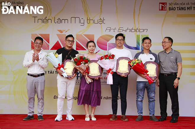 Trao giải thưởng cho các họa sĩ trẻ có nhiều đóng góp cho phong trào mỹ thuật Đà Nẵng.