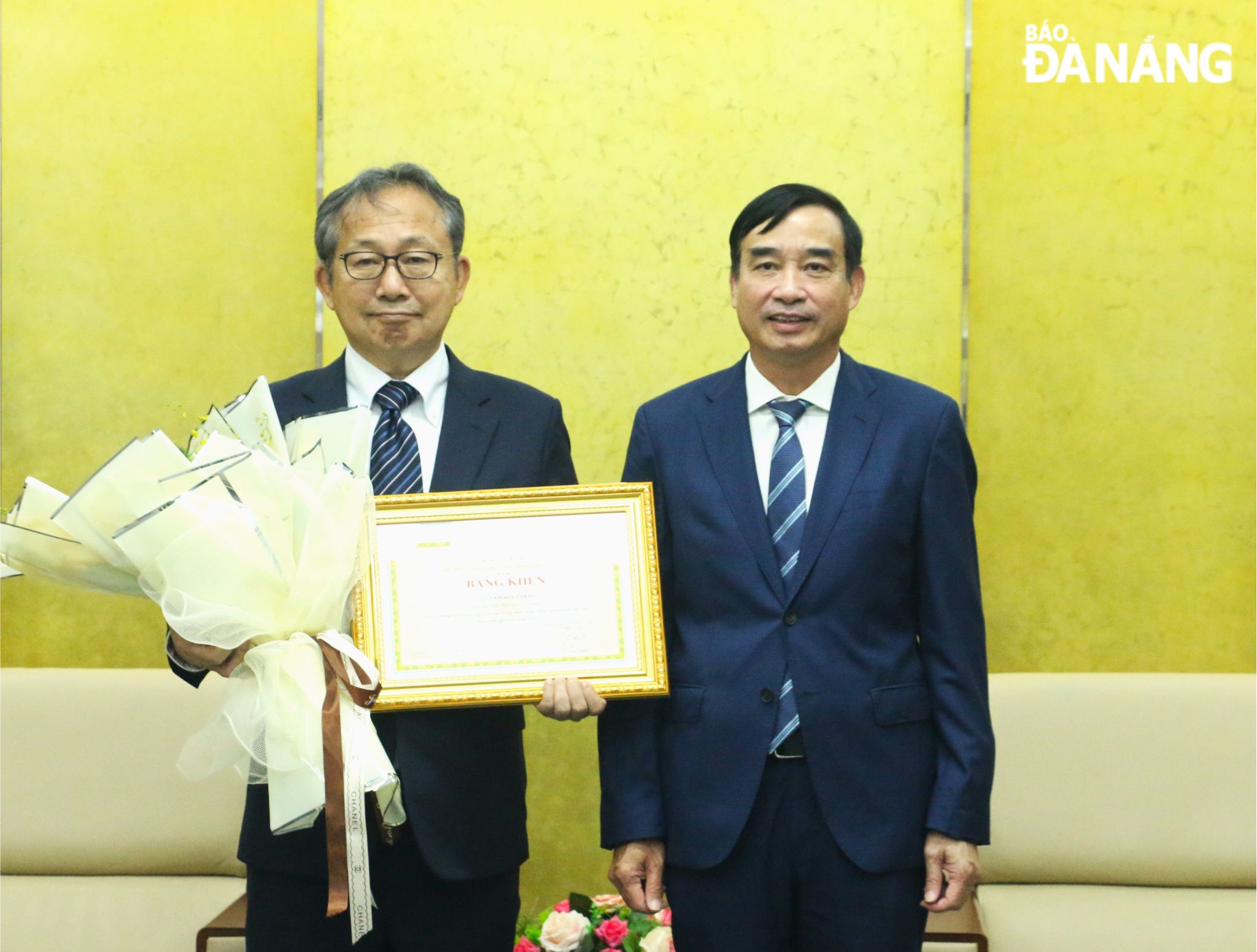  Da Nang People's Committee Chairman Le Trung Chinh (right) presents a certificate of merit to Japanese Ambassador to Viet Nam Yamada Takio. Photo: T.PHUONG