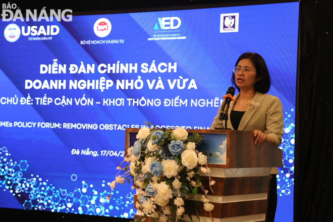 Ms. Trinh Thi Huong, Deputy Director of the Department of Enterprise Development under the Ministry of Planning and Investment delivering her opening speech at the conference. Photo: M.Q