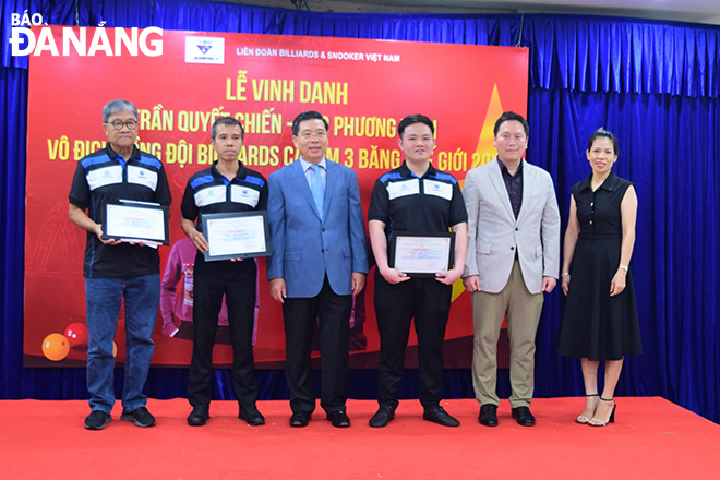 Liên đoàn Billiards & Snooker Việt Nam khen thưởng cho huấn luyện viên Nguyễn Việt Hòa (ngoài cùng biên trái) và hai vận động viên Trần Quyết Chiến (thứ hai, bên trái sang), Bao Phương Vinh (thứ tư, bên trái sang). Ảnh: T.D