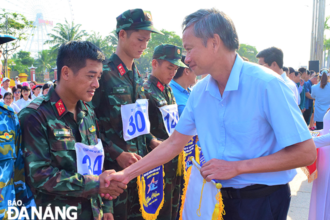 Trưởng ban Tuyên giáo Thành ủy Đoàn Ngọc Hùng Anh tặng cờ lưu niệm cho các đơn vị dự giải. 