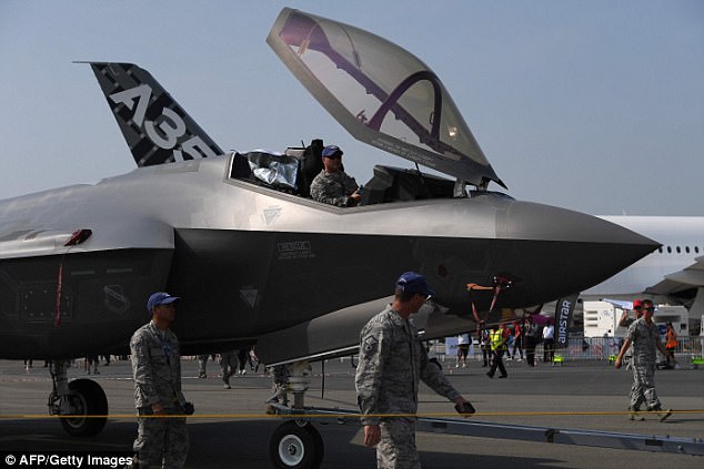 Máy bay chiến đấu F-35 của Mỹ trưng bày tại Triển lãm hàng không quốc tế Paris.  Ảnh: AFP	