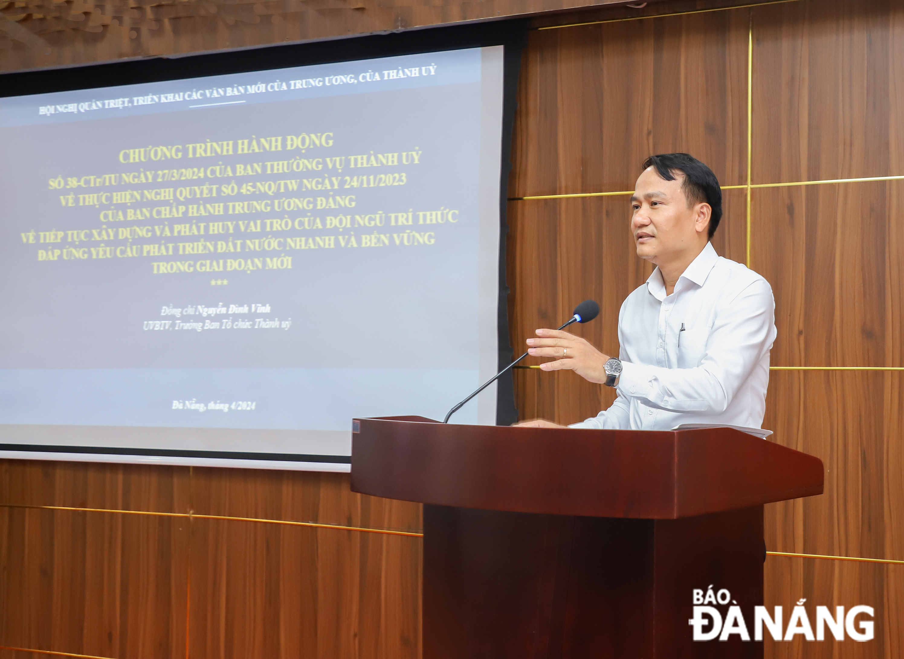 Head of the municipal Department of Publicity and Training Nguyen Dinh Vinh spekaing at the meeting