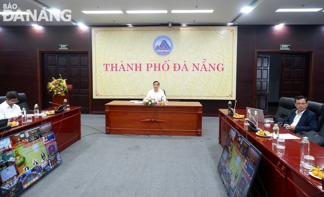 Chairman of the municipal People's Committee Le Trung Chinh presided the city's broadcasting bridge point.