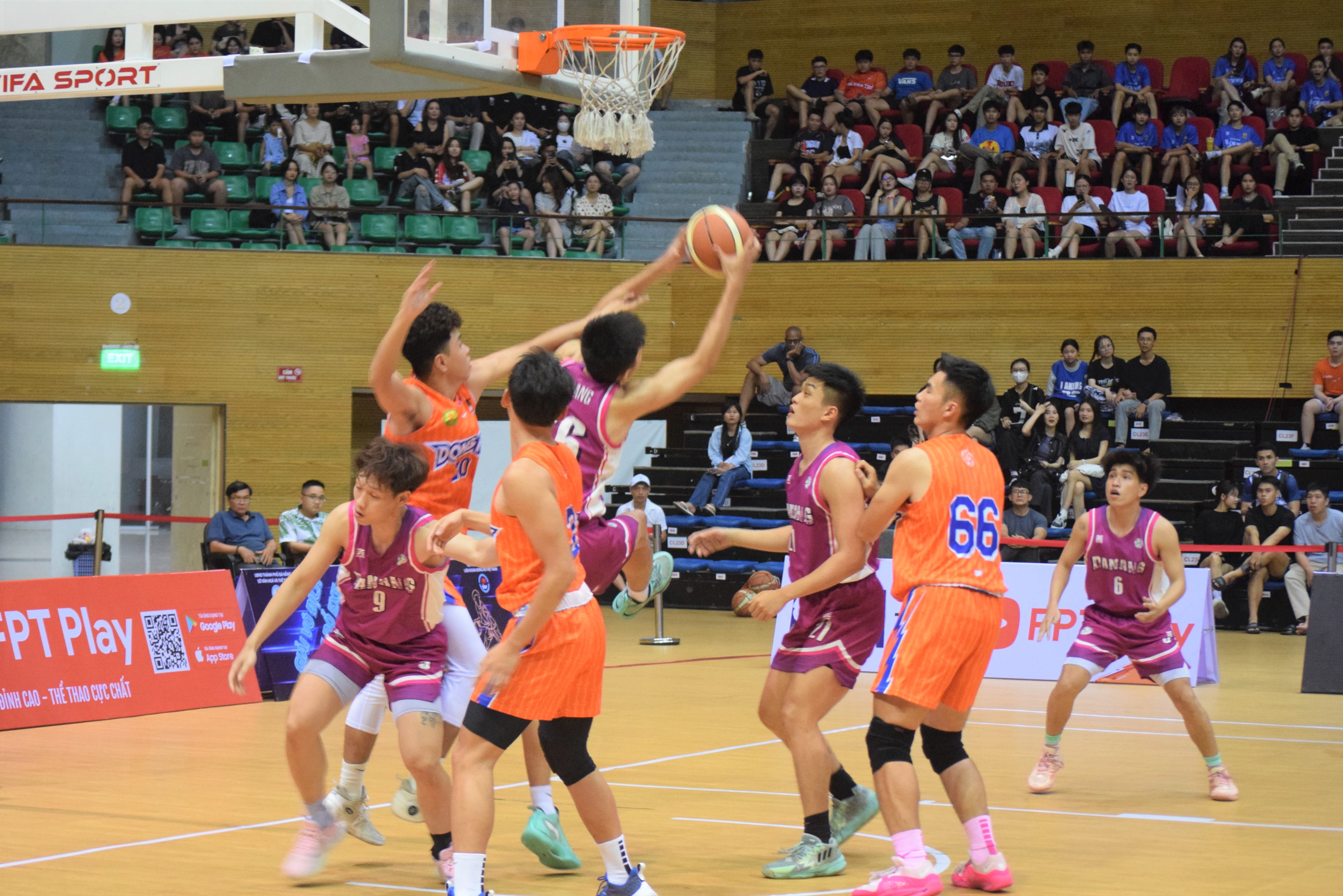 Đội bóng rổ U23 nam Đà Nẵng (áo tím) tranh tài tại giải. Ảnh: P.N