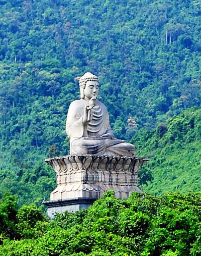 Tượng Phật Thích Ca cao 24 mét ngồi thiền uy nghi trên cù lao giữa hồ, xung quanh là những cánh rừng nguyên sinh.