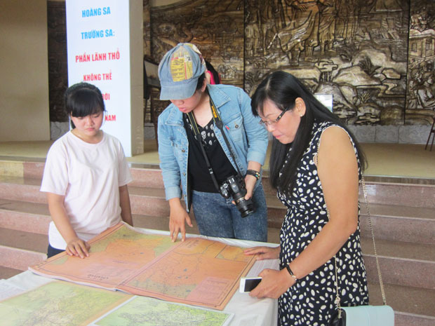 Các nhà báo Đài PT-TH tỉnh Hậu Giang xem và thu thập các tài liệu từ triển lãm “Hoàng Sa-Trường Sa: Phần lãnh thổ không thể tách rời của Việt Nam” tại Bảo tàng Đà Nẵng.