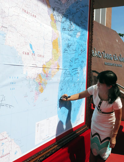 Tấm bản đồ được các học giả quốc tế ký tên ủng hộ Việt Nam trong quá trình đấu tranh bảo vệ Hoàng Sa tại triển lãm “Hoàng Sa-Trường Sa: phần lãnh thổ không thể tách rời của Việt Nam”.