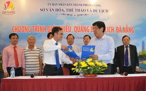 A tourism cooperation agreement is signed by leaders of Da Nang and Can Tho City