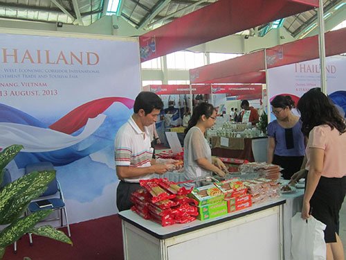 Visitors inspect products displayed at EWEC 2013 - Photo: Hoai Giang