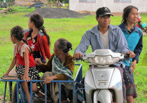 Cả gia đình người dân ở huyện Lao Ngam, tỉnh Salavan đưa nhau đến điểm khám bệnh bằng xe tự chế thêm thùng để chở người.