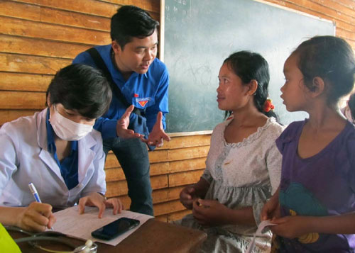 Thanh niên tình nguyện Đà Nẵng hướng dẫn cho người dân ở tỉnh Salavan.