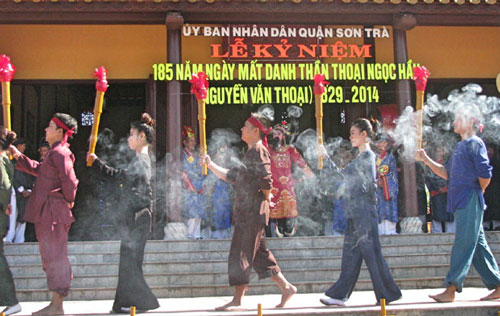 A performance by artistes from the Nguyen Hien Dinh Tuong Theatre