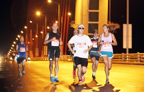 Runners crossing the Tran Thi Ly Bridge