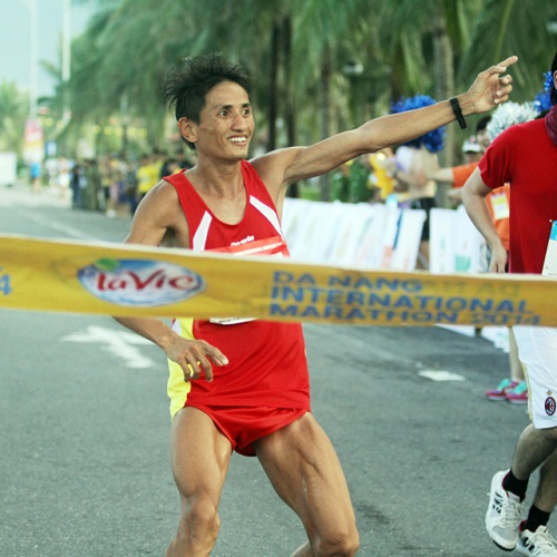 The joy of marathon winner Tran Van Loi
